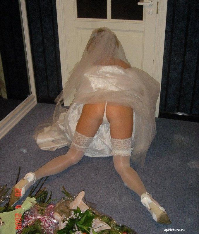 Невеста светит жопой не снимая свадебное платье