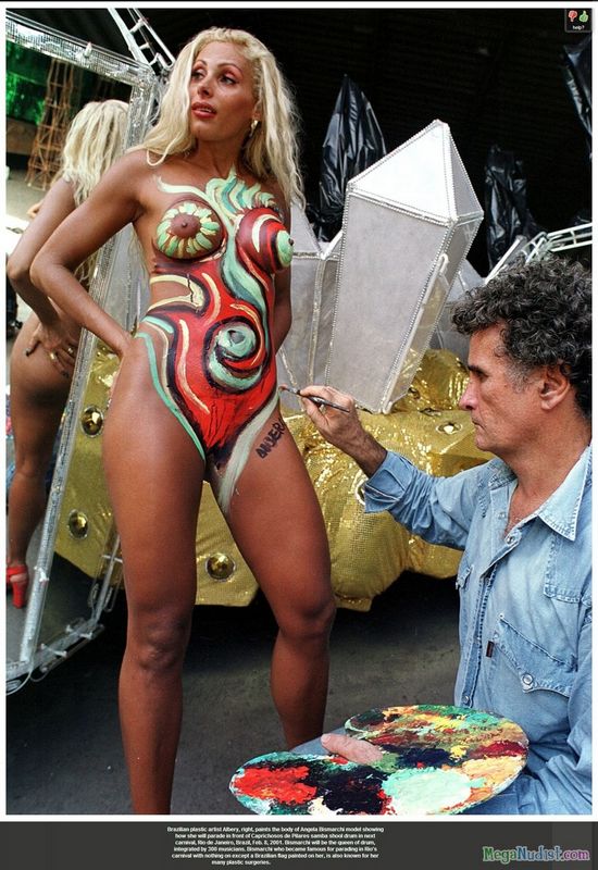Разукрашенные девахи на бразильском карнавале